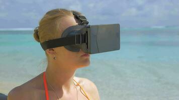 femme en utilisant casque de RV sur le plage video