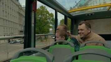 famille de touristes en voyageant par autobus à impériale autobus dans Vienne video