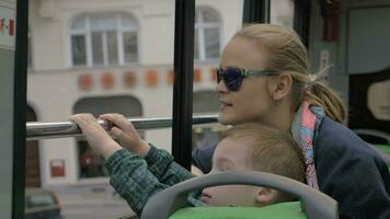 mère et fils à la recherche à ville de autobus à impériale autobus video