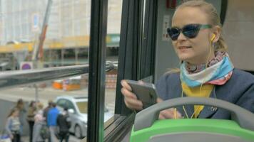 femme en voyageant dans ville par autobus à impériale autobus video