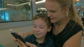 mãe e criança usando magnético Móvel cartão leitor video