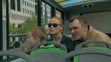 famille avec enfant en voyageant autour Vienne par autobus à impériale autobus video