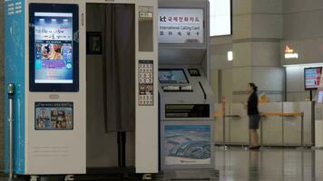 espaço de tempo do pessoas caminhando de self-service máquinas às aeroporto video