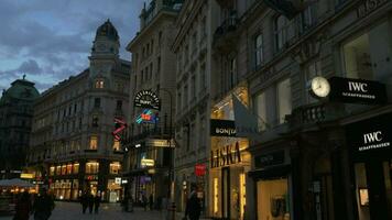 persone nel shopping strada di vienna a notte, Austria video