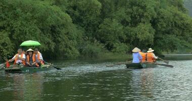 l'eau en voyageant dans trang un paysage complexe, vietnam video