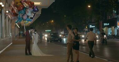 Boda Pareja con globos teniendo foto disparar Hanoi, Vietnam video