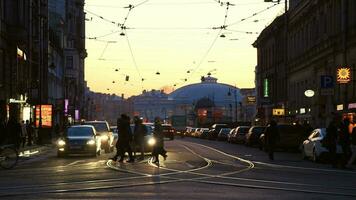 à le coucher du soleil à intersection gens traversée route, qui passe voitures video