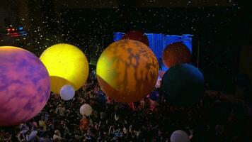 les spectateurs en jouant avec des ballons pendant neige spectacle par esclave polunine video