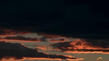 Zeitraffer von dunkel Wolken im Abend Himmel video