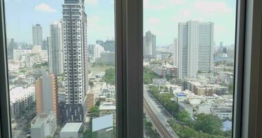 Frau haben Bad und Herstellung Selfie mit Zelle Bangkok Aussicht im das Fenster video