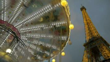 Zeitraffer von Spinnen Karussell durch Eiffel Turm video