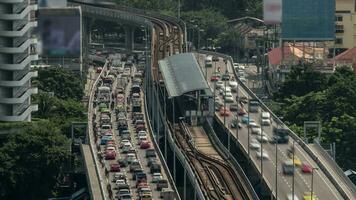 tempo periodo tiro di multilivello traffico strada, ferrovia e treno stazione bangkok, Tailandia video