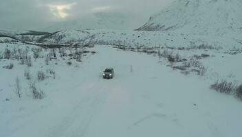 auto het rijden door de veld- in winter video