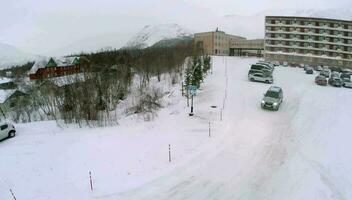 voiture conduite en dehors le parking et titre à montagnes video