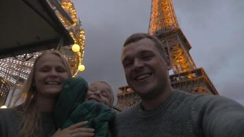 família tiroteio selfie de eiffel torre, casa vídeo estilo video