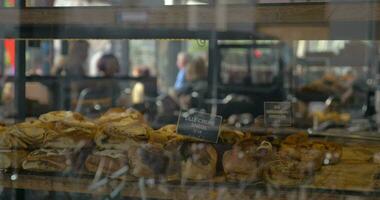 köstlich Gebäck im das Bäckerei Schaufenster video