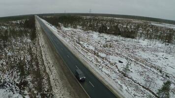 coche conducción en el ruta en invierno video