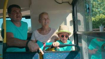 famille séance dans une autobus video
