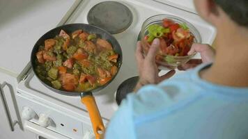 uomo aggiungendo fresco Pepe in il frittura padella video