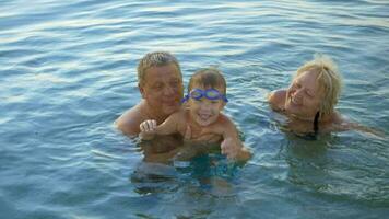 gelukkig familie in de zee video