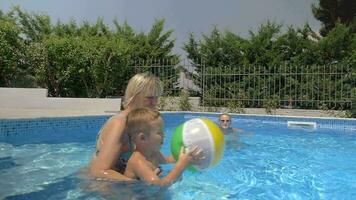 Verenigde familie spelen bal in de zwembad video