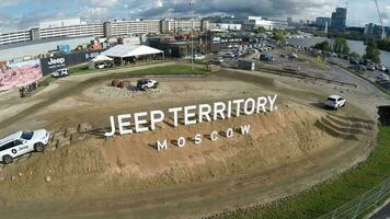 vliegend over- de jeep van de weg af voertuigen Bij test rit video