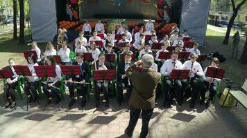 les enfants orchestre performant Extérieur, aérien vue video