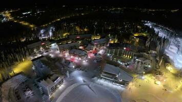 volante al di sopra di inverno ricorrere a notte, Finlandia video