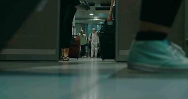 mujer con carretilla pantalones en el aeropuerto video