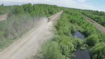 volador terminado militar vehículo en suciedad la carretera en bosque video