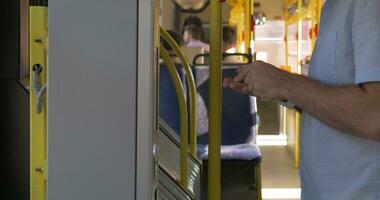 homem comprando bilhetes usando máquina dentro ônibus video