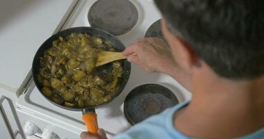 homem cozinhando cozido legumes às casa video