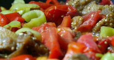 mélanger de des légumes cuit dans la poêle video