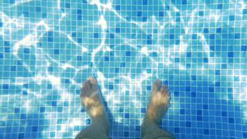 Mann Füße im sonnendurchflutet Schwimmen Schwimmbad video