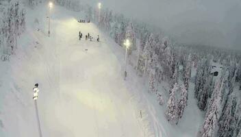 Antenne Aussicht von Skifahrer tun Trick video