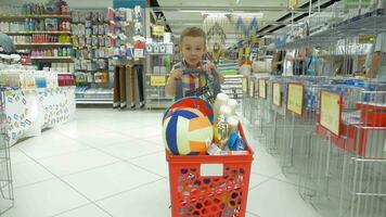 niño yendo compras en el supermercado video