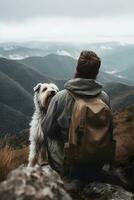 posterior ver de hombre con mochila sentado con lanudo mullido gris perro en rocas excursionismo en montañas en otoño mascota adopción de viaje con perro generativo ai foto