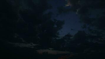 suave y oscuro nubes en amanecer ligero hora lapso video