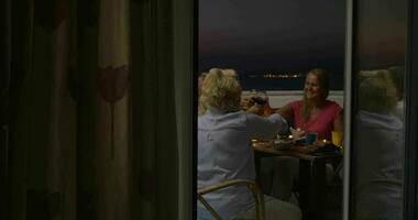 Menschen Essen und Trinken Wein auf Balkon video