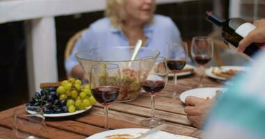 uomo scrosciante rosso vino durante il cena video