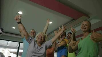 emocionado deportivo familia con Pulgares hacia arriba en el gimnasio video