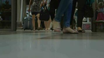 personas con equipaje el aeropuerto terminal video