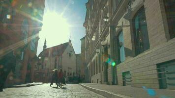 antiguo calle en tallin, Estonia iluminado con Dom video