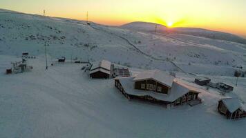 aérien vue de ski recours à le coucher du soleil video