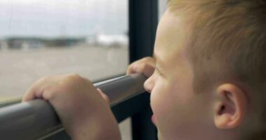 glimlachen jongen op zoek uit de bus venster video