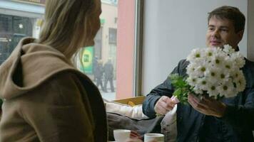 homme donnant fleurs à femme video