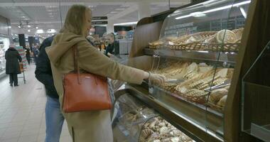 couple choisir boulangerie dans supermarché video