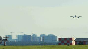 vlak naderen naar land- en landing-op video