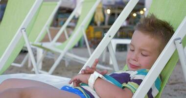 bambino con orologio intelligente a il mare video