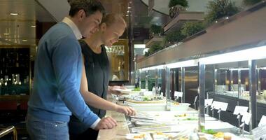 couple par en libre service buffet video